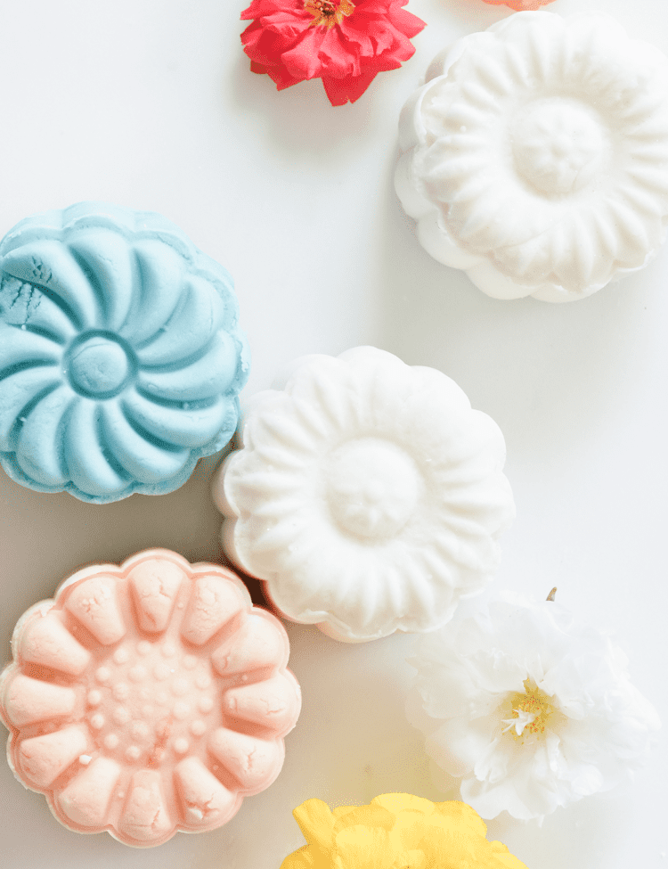 Make Your Own Bubble Bath Bars (click through for tutorial)